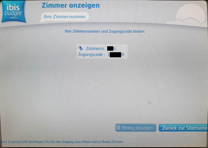 Auf dem Bildschirm des Check-in-Terminals werden die Zimmernummer und der Tastenschloss-Code angezeigt (maskiert).